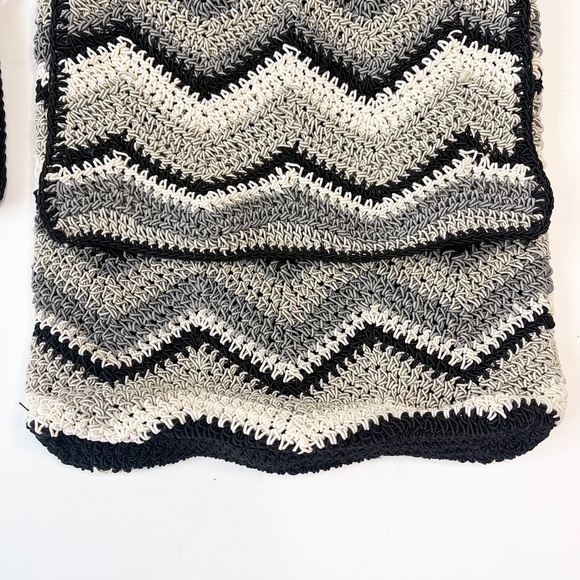 Crossbody Bag for Women Black and White Chevron Pattern Frankie & Johnnie - Picture 4 of 11